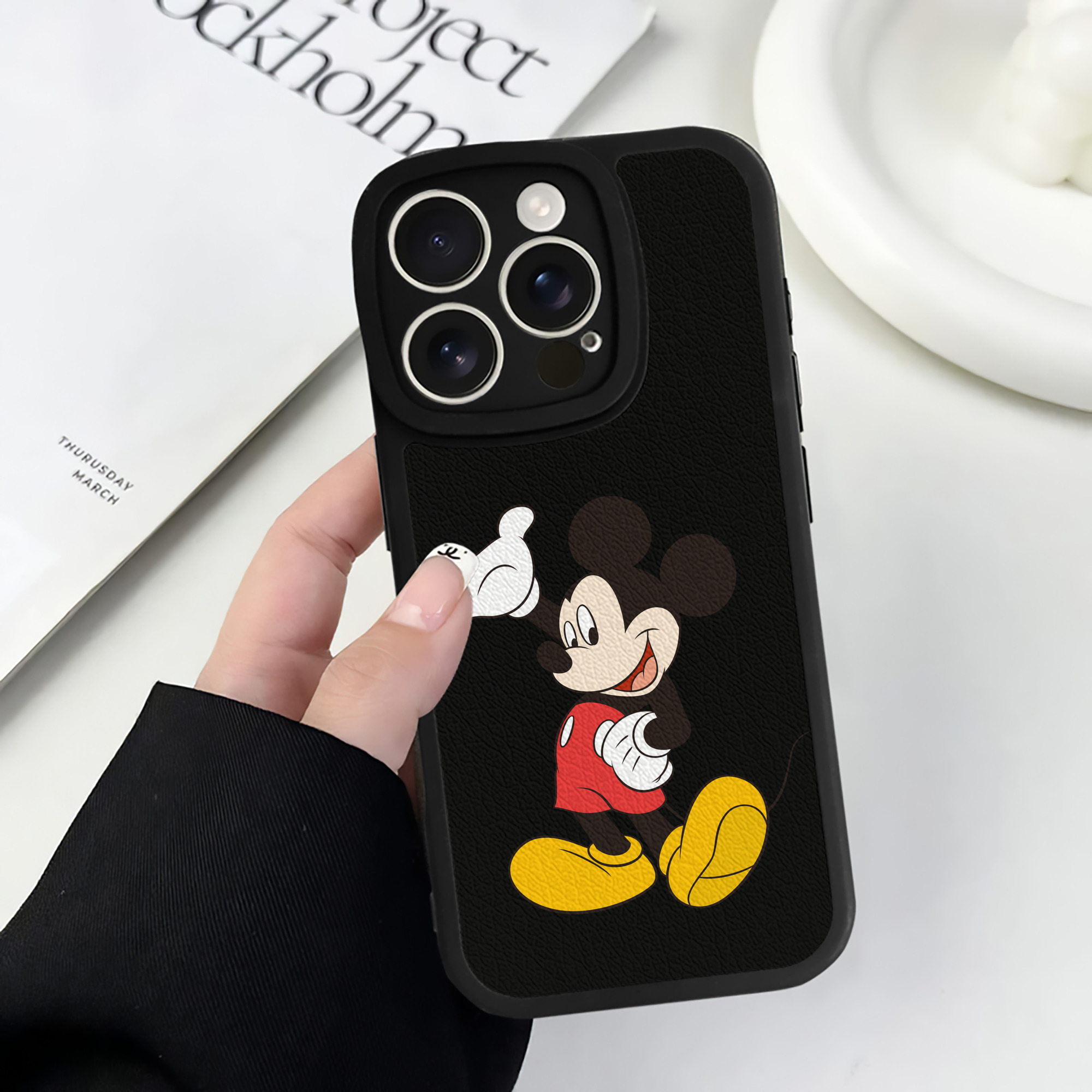 （画像用） ミッキーマウス Mickey Mouse 【iPhone 16シリーズ対応】シリコンスマホケース（レザー調） 材質：シリコン